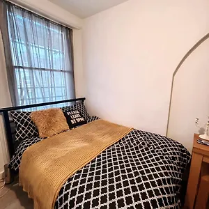 Spacious Flat In London